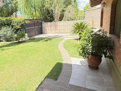 Casa 6 ambientes con 2 baños