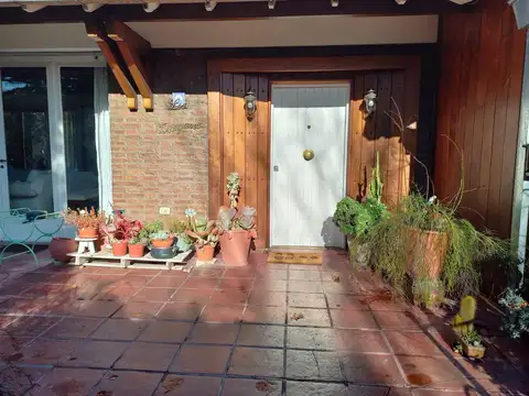 Casa 6 ambientes con 2 baños