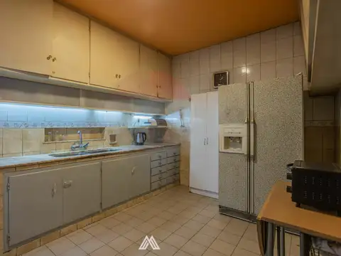 Casa 12 ambientes con 2 baños
