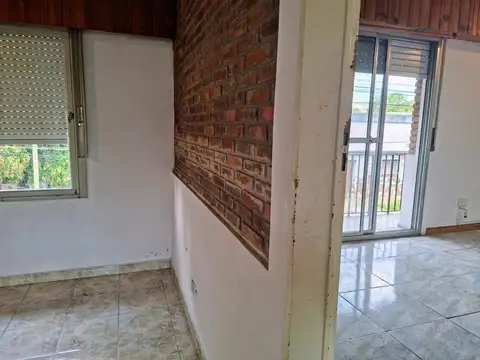 PH al frente con balcón por escalera Villa Ballester
