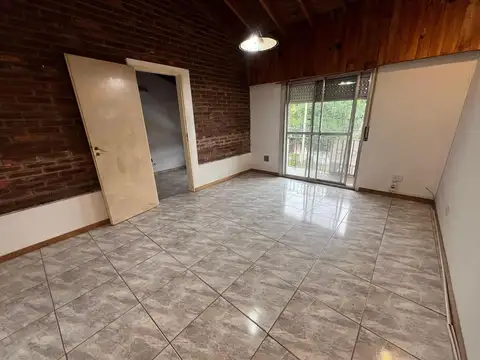 PH al frente con balcón por escalera Villa Ballester
