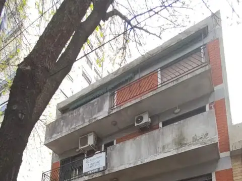 HERMOSO DEPTO DE 2 AMB. LATERAL 1RO POR ESCALERA