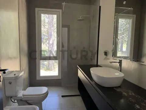 VENTA CASA SAN MARTIN DE LOS ANDES. CHAPELCO GOLF A ESTRENAR