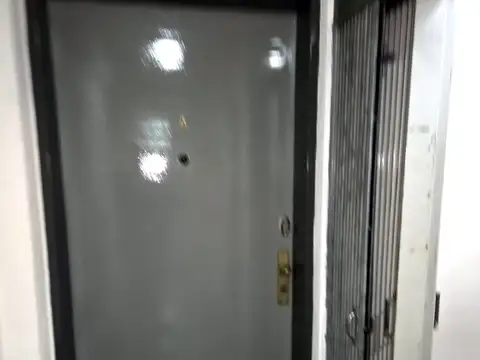 A mts PARQUE RIVADAVIA 4 AMBIENTES AL FRENTE CON AMPLIO BALCON DE 8 MTS, MUY LUMINOSO, BAÑO y TOILETTE,   VEALO