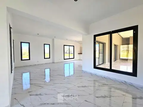 Casa 5 ambientes con 3 baños