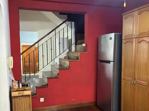 CASA DE 5 AMBIENTES MUY COMODA CON 3 DORMITORIOS Y AMPLIO PARQUE