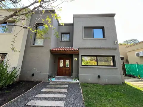 Casa en Venta en Barrio con portón en Bella Vista