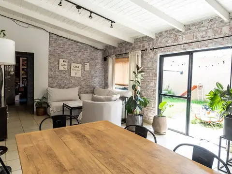 Casa en Venta con 2 cocheras