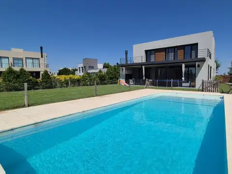 Casa en ALQUILER en Cantón al Golf