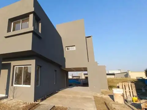 Venta de casa a estrenar en barrio Pilar de Este FINANCIADA