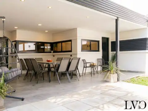 Casa 6 ambientes con 4 baños