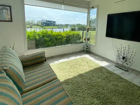 Casa en Alquiler con 2 cocheras