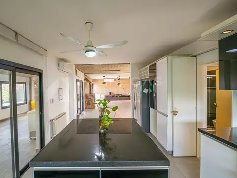 Casa en Venta con 3 cocheras