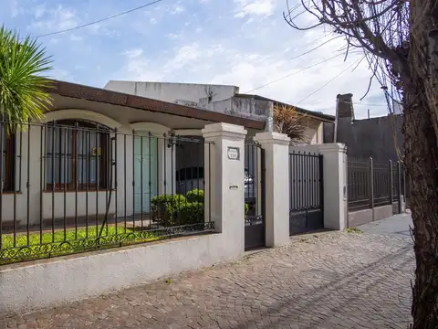 Casa 6 ambientes con 2 baños