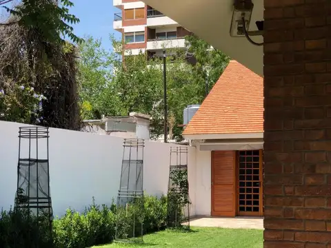 Casa 8 ambientes con 4 baños