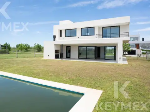 Casa en  venta Barrio Magallanes frente al lago