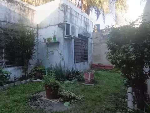 VENTA LANUS CASA 3 AMB PATIO EXCELENTE LOTE