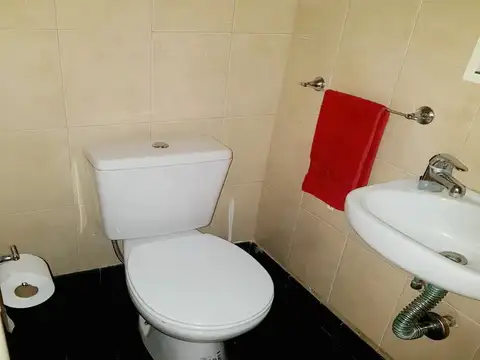 Casa 9 ambientes con 2 baños