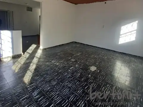 CASA 2 DORMITORIOS, COCHERA, PATIO, AMPLIO