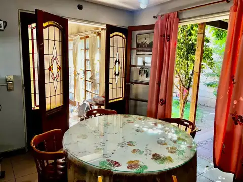 Casa 8 ambientes con 2 baños