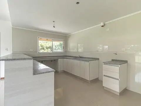 Casa 4 ambientes con 2 baños