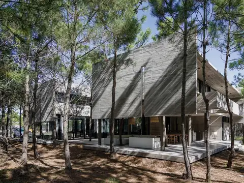 Casa 9 ambientes con 5 baños