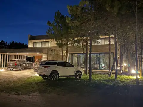 IMPONENTE Y MODERNA CASA DE DISEÑO EN MARITIMO IV COSTA ESMERALDA