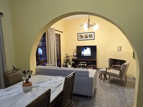 Casa en Alquiler con 2 cocheras