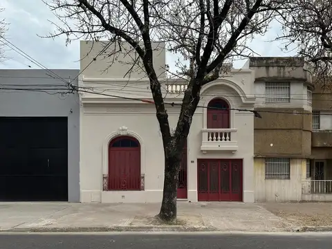 Casa 8 ambientes con 3 baños