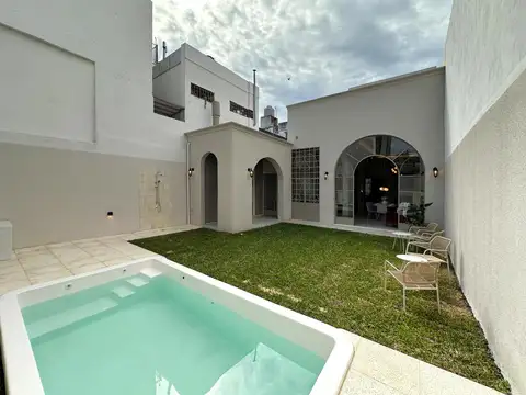 Casa de 4 dormitorios con cochera, jardín y pileta en Abasto