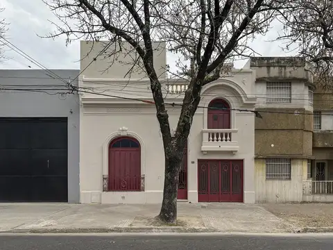 Casa 8 ambientes con 3 baños