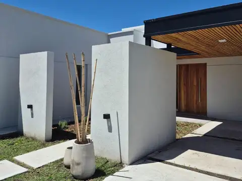 Casa en Venta en Countries y Barrios Cerrados en Campana, USD 247.000
