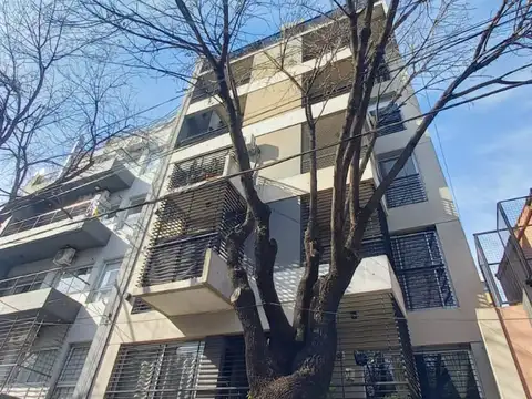 2 AMBIENTES CON COCHERA FIJA CUBIERTA EN PARQUE CHAS 