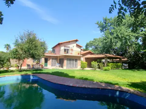 EXECELENTE CASA CON GRAN JARDÍN EN BARRIO CARRERAS