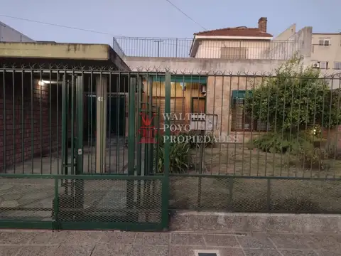 Venta casa 3 dorm, parrilla, garaje, excelente ubicacion, Ezpeleta centro.