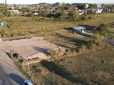 Amplio terreno nivelado, sobre ingreso a Victoria, cabecera puente,ideal para comercio o desarr...