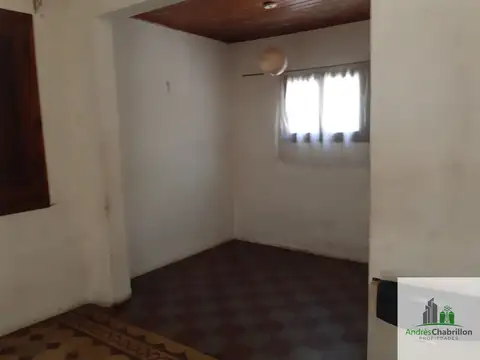 Casa 9 ambientes con 2 baños