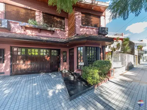 VENTA CASA 6 AMBIENTES QUINCHO PATIO COCHERA JACUZ