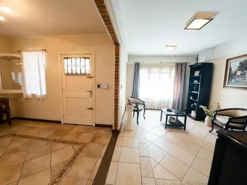 Casa en Venta con 3 cocheras