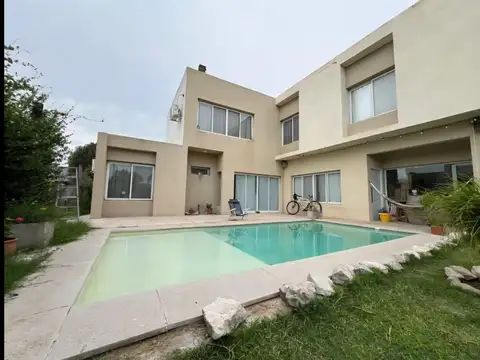MB Negocios Inmobiliarios vende. Casa 4 dormitorios, jardin, pileta