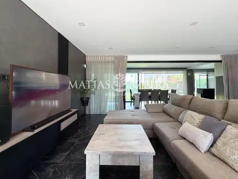 Casa 6 ambientes con 5 baños