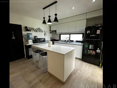 Casa en Venta con 4 cocheras