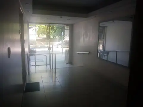 Semi Piso 4 ambientes con balcon. Contrafrente Muy luminoso 75m2. Frente al parque.