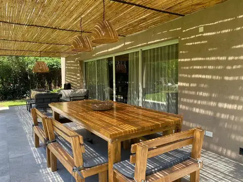 Casa 5 ambientes con 4 baños
