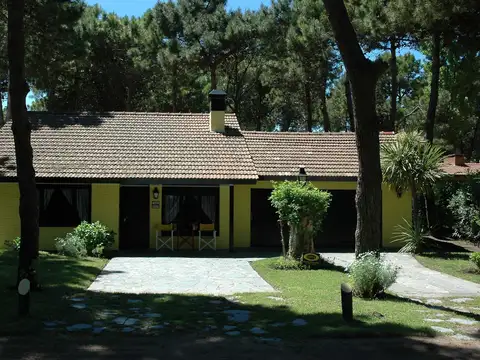 OPORTUNIDAD  AMPLIA CASA EN VENTA EN PINAMAR BUEN ESTADO Y UBICACION ZONA PLAYA CR A 4 CUADRAS DEL MAR