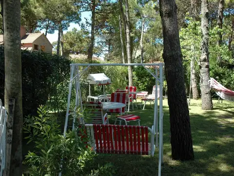 OPORTUNIDAD  AMPLIA CASA EN VENTA EN PINAMAR BUEN ESTADO Y UBICACION ZONA PLAYA CR A 4 CUADRAS DEL MAR