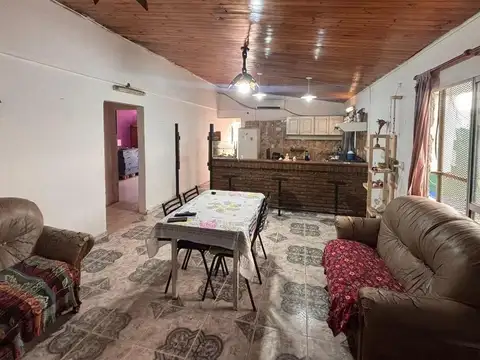 Casa 5 ambientes con 2 baños