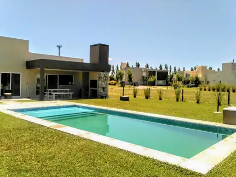 Casa 4 ambientes con 3 baños