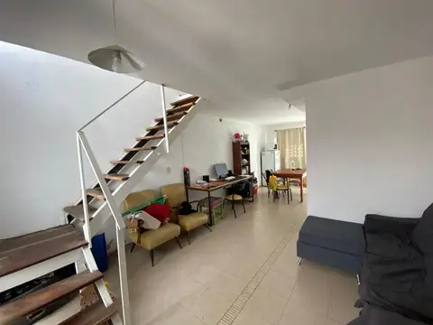 EN VENTA DUPLEX DE 2 DORMITORIOS CON COCHERA Y PATIO