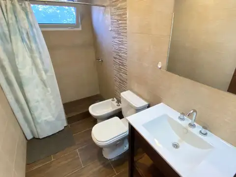 Casa 4 ambientes con 2 baños
